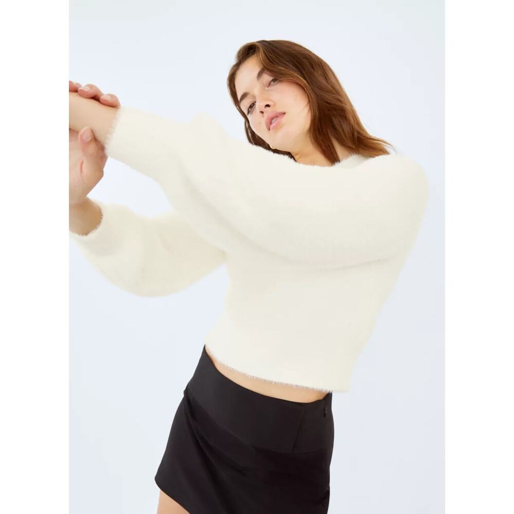 Sunday Best Women's Kitten Sweater Medium White Fuzzy Jersey Knit Crewneck